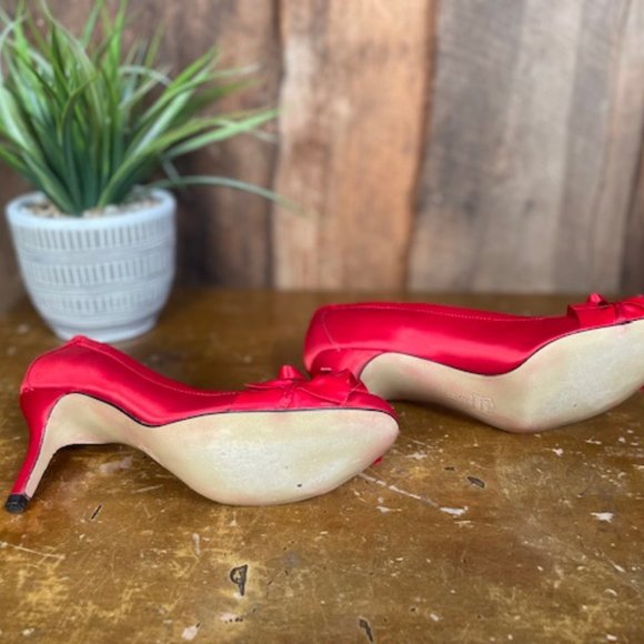Vigotti Red Satin Pump -- Size 6 Narrow - Picture 7 of 11